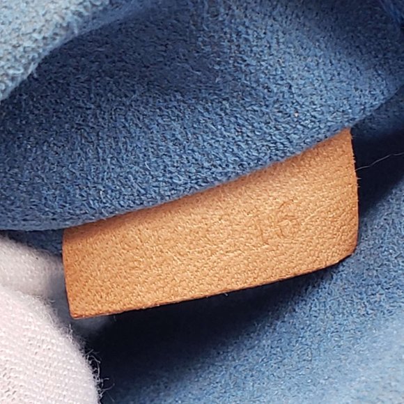 100% Authentic Louis Vuitton EPi Twist MM Shoulder Bag - Picture 14 of 16